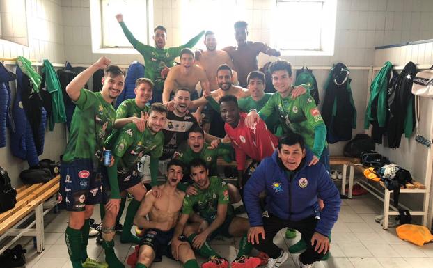 Los jugadores del Astorga celebran la victoria.