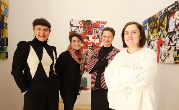 Las artistas bercianas Mónica Ezquerra, Bea Romarty, Reme Remedios y 'el abrelatas', que participan en la feria de arte Hybrid de Madrid. 
