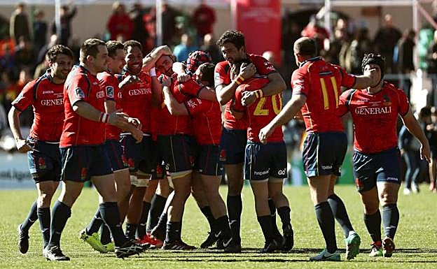 Los jugadores españoles festejan la victoria. 