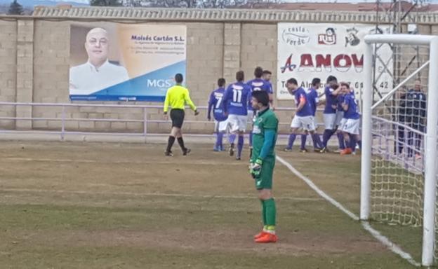 Los jugadores de La Bañeza celebran un gol.