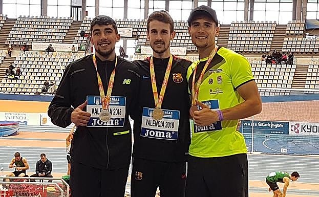 Saúl Ordóñez (I), con su medalla de plata.