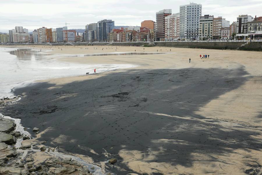 Una mancha de carbón &#039;mancha&#039; la playa de San Lorenzo