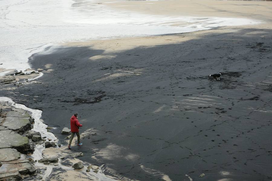 Una mancha de carbón &#039;mancha&#039; la playa de San Lorenzo