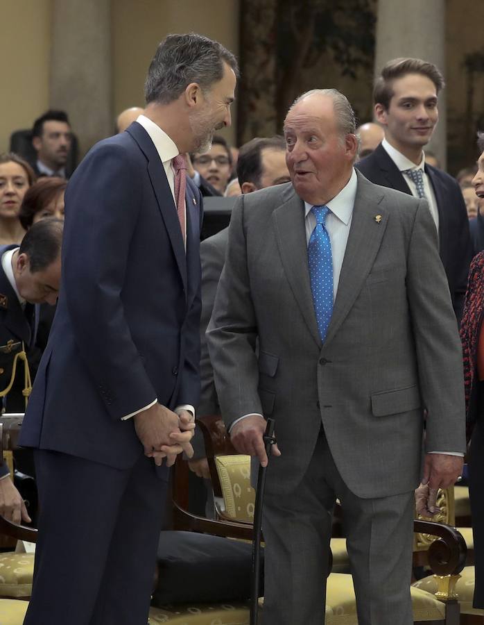 El Rey Felipe VI y el Rey emérito Juan Carlos conversan al inicio del acto de entrega de los Premios Nacionales del Deporte 2016.