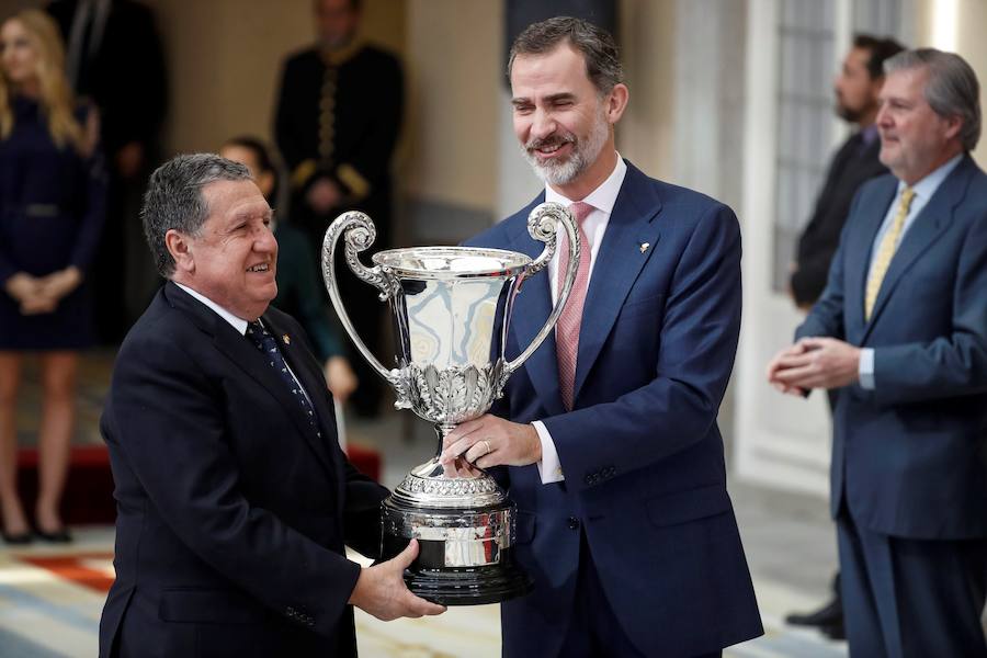El rey Felipe hace entrega del Trofeo Comunidad Iberoamericana al embajador de Argentina en España, Federico Ramón Puerta, que recoge el galardón en representación de los regatistas Santiago Lange y Cecilia Carranza.