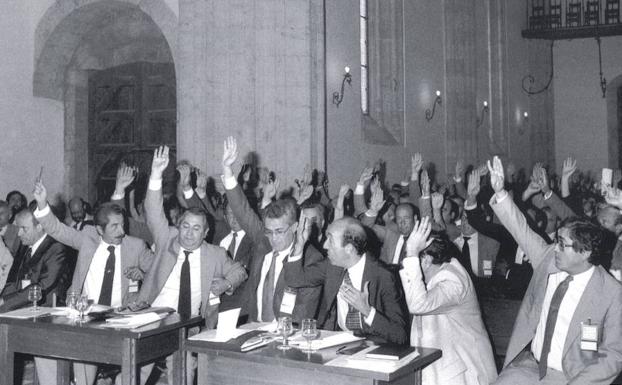 La Asamblea aprueba el anteproyecto de Estatuto de Autonomía el 27 de junio de 1981 en Salamanca.