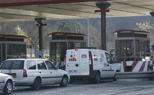 Vehículos en el peaje del Huerna.