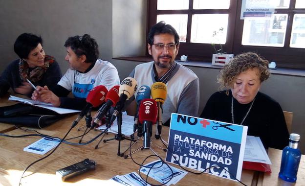 Imagen de una de las comparecencias de la Plataforma en Defensa de la Sanidad del Bierzo y Laciana.