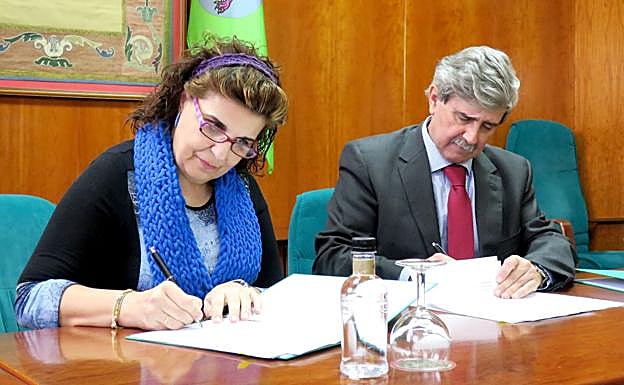 Un instante de la firma del acuerdo.