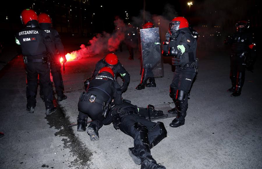 Un ertzaina ha fallecido tras los altercados previos al partido correspondiente a la vuelta de dieciseisavos de la Liga Europa entre el Athletic y el Spartak. Cinco personas, al menos tres de ellas ultras del conjunto ruso, han sido detenidas por los incidentes, en los que se han lanzado bengalas y diversos objetos.