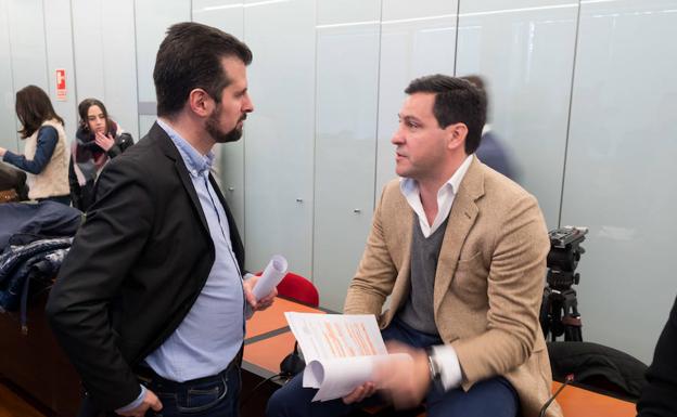 En la imagen Luis Tudanca del Psoe, y Raúl de la Hoz del PP.