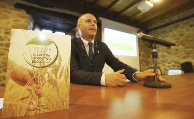 El viceconsejero de Desarrollo Rural y director general de Instituto Tecnológico Agrario de Castilla y León, Jorge Llorente, durante la inauguración de la jornada 'Hub Ecológico' en Carracedelo.