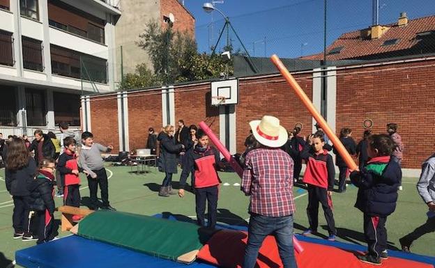 Juegos en el patio del colegioel día del "Bocata Solidario"