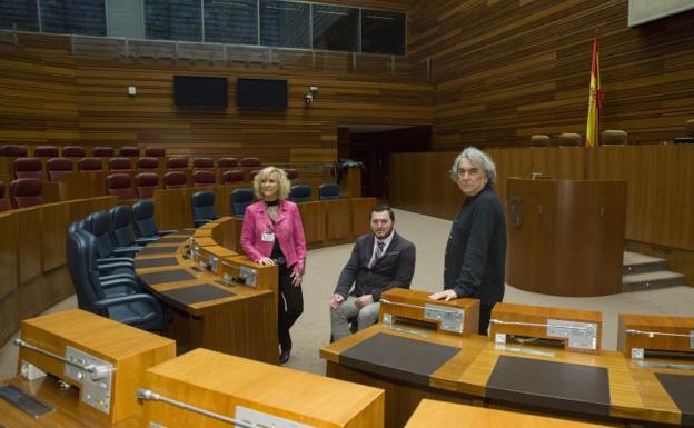 Verónica Casado, Fran Sardón y Ángel Marcos, en el hemiciclo de las Cortes.