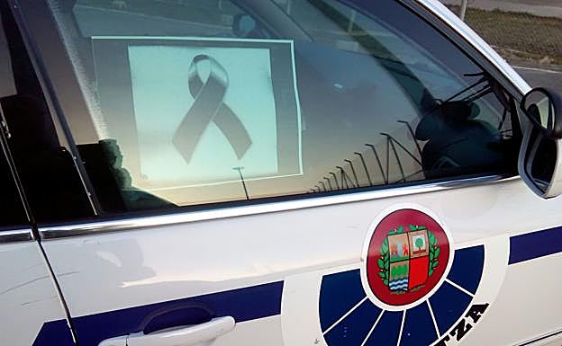 Algunos coches de la Ertzaintza llevan un crespón negro. 