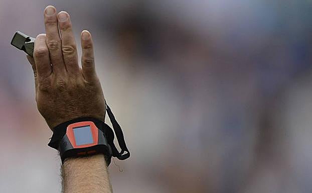 Silbato y crono de Jonathan Mossde, árbitro de la Premier League.