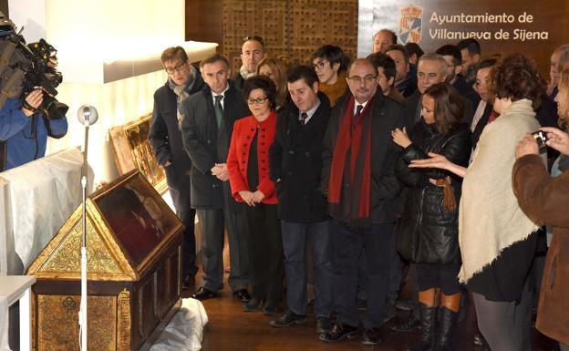 El presidente de Aragón, Javier Lambán, visita el monasterio de Sijena para observar los bienes devueltos.