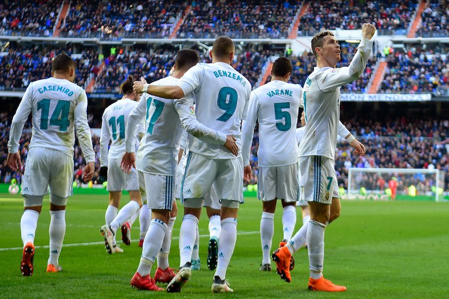 El conjunto de Zinedine Zidane logró su cuarta victoria consecutiva en Liga tras imponerse al cuadro babazorro con un doblete de Cristiano Ronaldo y tantos de Bale y Benzema, este último de penalti. 