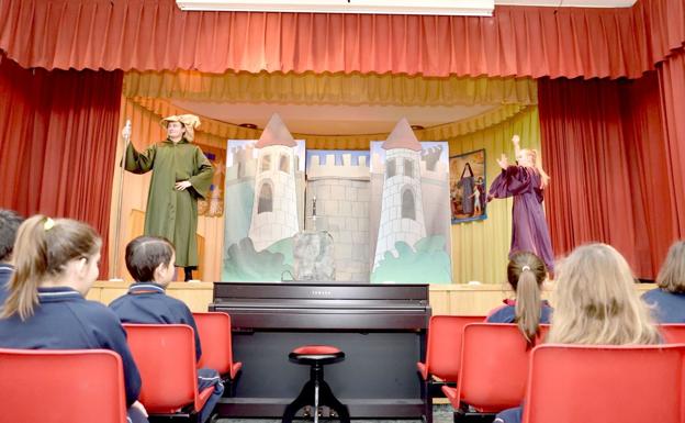 Los alumnos del Colegio Bilingüe Divina Pastora disfrutan de un teatro en inglés