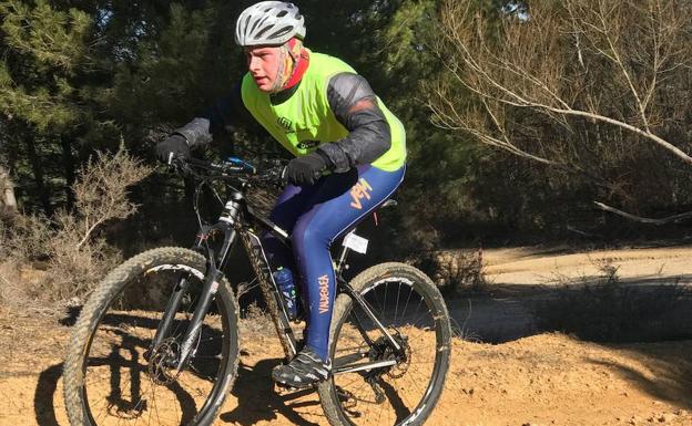 Un biker realiza el recorrido en la Candamia.