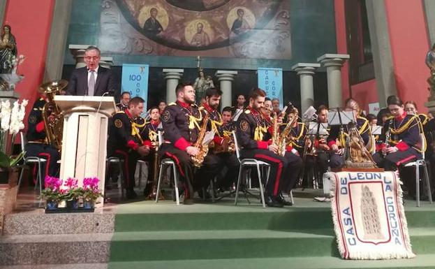 Imagen principal - La Semana Santa de León &#039;saca pecho&#039; en la ciudad de La Coruña