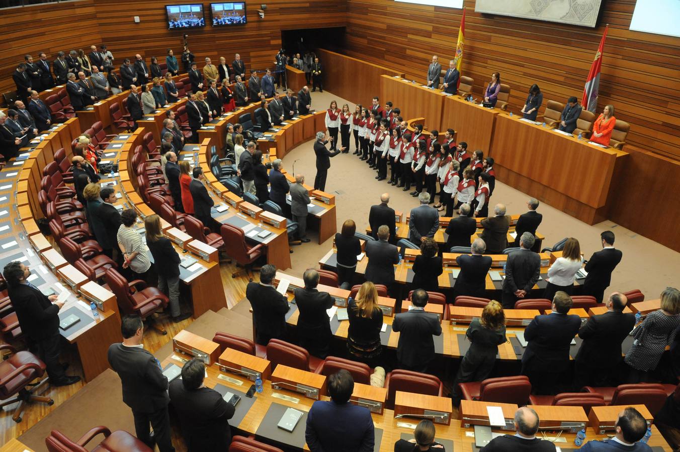 El presidente ha defendido las bondades que los últimos 35 años han dejado en Castilla y León en el ámbito industrial, de turismo rural, de patrimonio natural e incluso de crecimiento económico