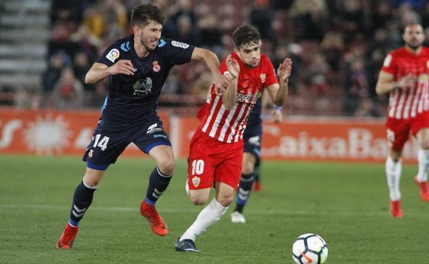 David García pelea un balón con Pozo.