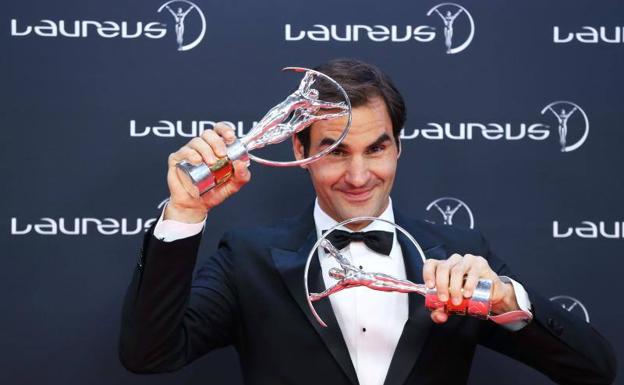 Roger Federer muestra sus dos Laureus. 