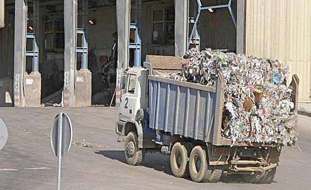 Camión accediendo al depósito de basuras.