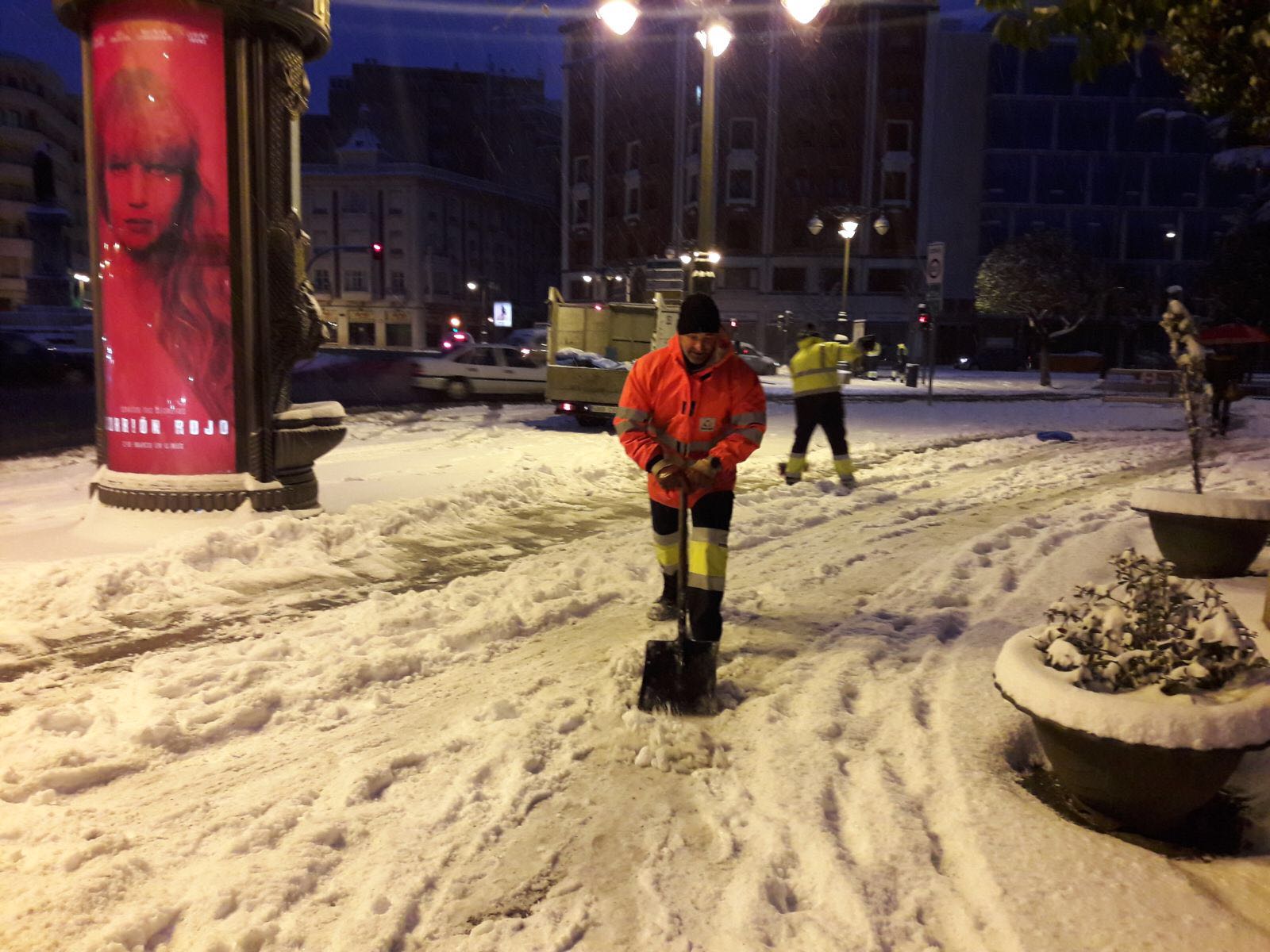 Hasta 250 operarios municipales trabajan en las labores de limpieza de la ciudad tras la nevada caída durante la madrugada. El espesor, de hasta 15 centímetros de nieve, ha complicado los trabajos
