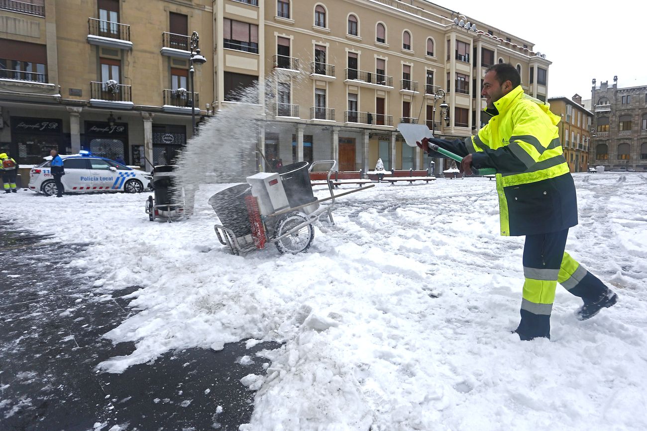 Hasta 250 operarios municipales trabajan en las labores de limpieza de la ciudad tras la nevada caída durante la madrugada. El espesor, de hasta 15 centímetros de nieve, ha complicado los trabajos