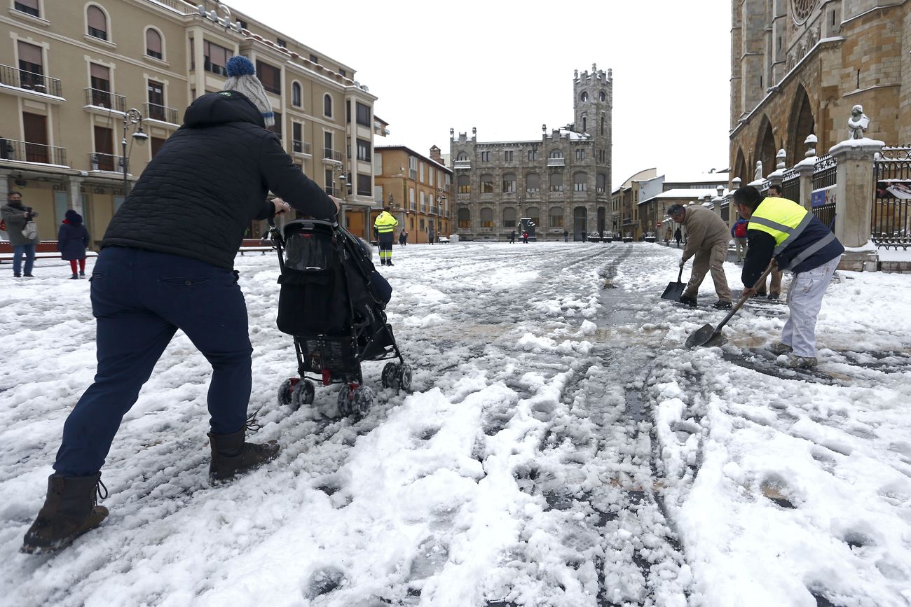 Hasta 250 operarios municipales trabajan en las labores de limpieza de la ciudad tras la nevada caída durante la madrugada. El espesor, de hasta 15 centímetros de nieve, ha complicado los trabajos