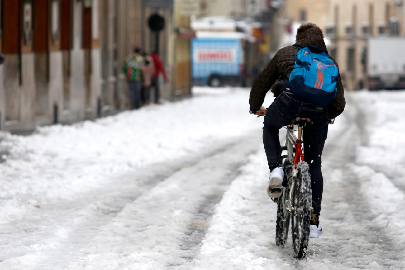 Hasta 250 operarios municipales trabajan en las labores de limpieza de la ciudad tras la nevada caída durante la madrugada. El espesor, de hasta 15 centímetros de nieve, ha complicado los trabajos