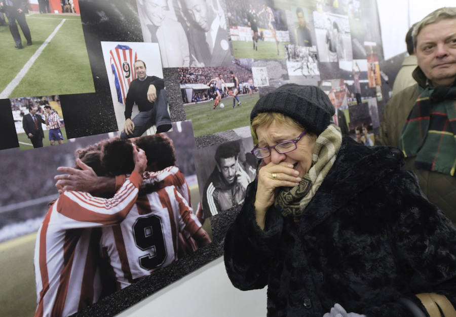 Centenares de personas han acudido al estadio del Sporting para dar su último adiós al mítico futbolista, fallecido el martes. 