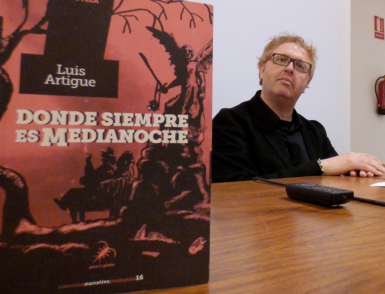 Luis Artigue acerca a León su última novela: 'Donde siempre es medianoche'
