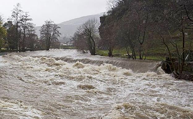 Cuatro carreteras de Laciana se inundan por el súbito incremento de los cauces