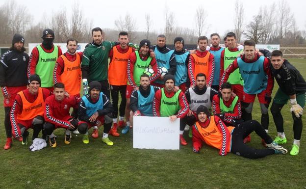 Los jugadores posan con un cartel que reza 'La Cultu No Se Rinde'.