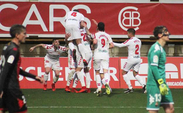 Los jugadores de la Cultural celebran un gol.