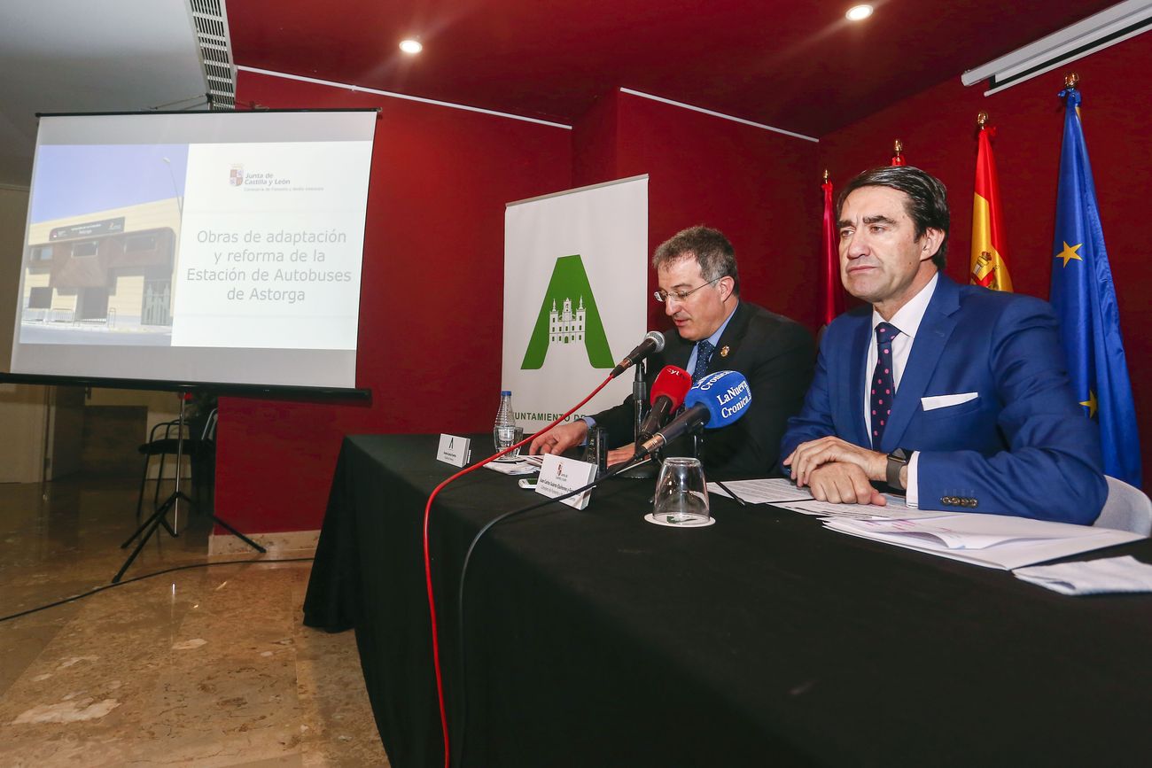 El consejero de Fomento y Medio Ambiente, Juan Carlos Suárez-Quiñones, presenta el Proyecto de Modernización de la Estación de Autobuses de Astorga