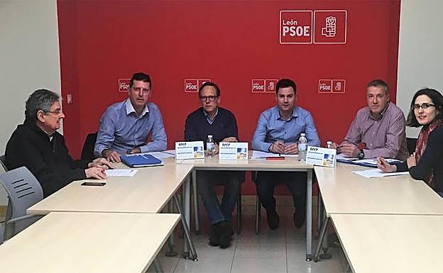 Encuentro entre el PSOE y los representantes sindicales de los funcionarios de prisiones.