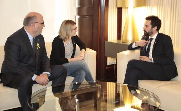 El presidente del Parlament, Roger Torrent junto a la portavoz de Junts per Catalunya, Elesa Artadi y el portavoz adjunto de la formación, Eduard Pujol.