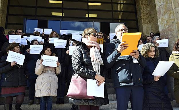 Galería. Lectura del manifiesto. 