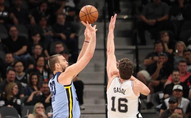 Marc y Pau GAsol, durante el partido. 