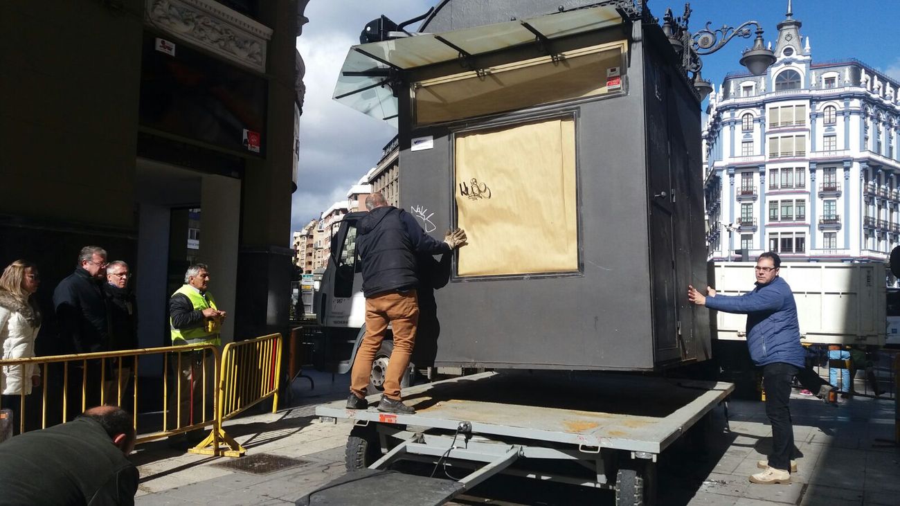 El Ayuntamiento de León retira el popular kiosco de Santo Domingo para mejorar el acceso a San Marcelo | El consistorio adquirió la estructura que ahora se traslada a los almacenes municipales