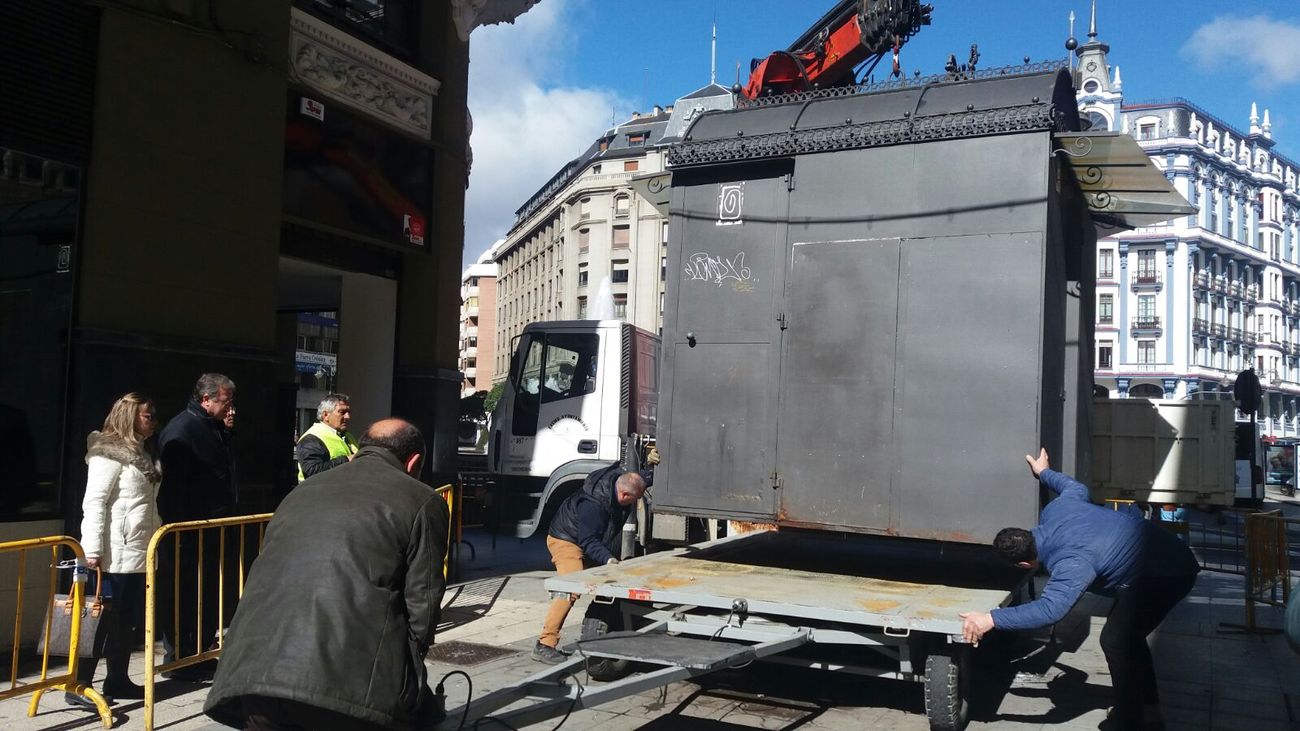 El Ayuntamiento de León retira el popular kiosco de Santo Domingo para mejorar el acceso a San Marcelo | El consistorio adquirió la estructura que ahora se traslada a los almacenes municipales