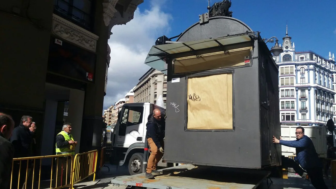 El Ayuntamiento de León retira el popular kiosco de Santo Domingo para mejorar el acceso a San Marcelo | El consistorio adquirió la estructura que ahora se traslada a los almacenes municipales