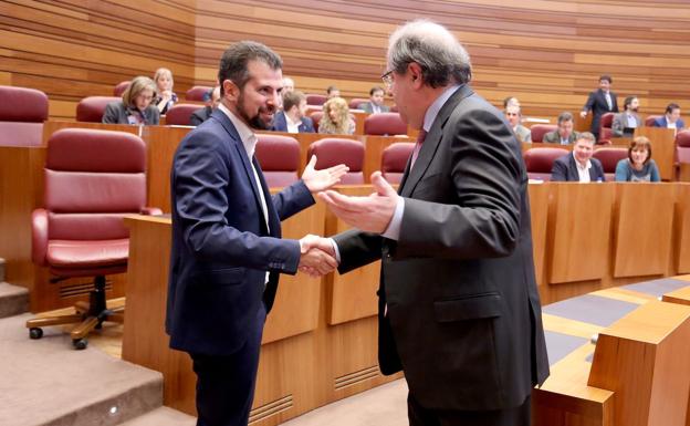 El presidente de la Junta, Juan Vicente Herrera, conversa con el portavoz del Grupo Socialista, Luis Tudanca, durante la celebración del Pleno de las Cortes de Castilla y León.