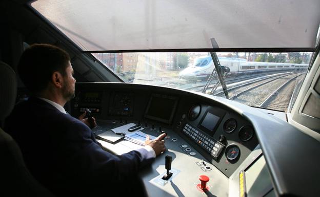Un operario de Renfe conduce un tren AVE. 