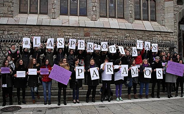 Imagen principal - Concentración de periodistas en León. 