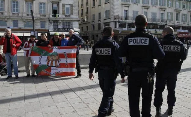 Aficionados del Athletic en presencia de la Policía francesa.